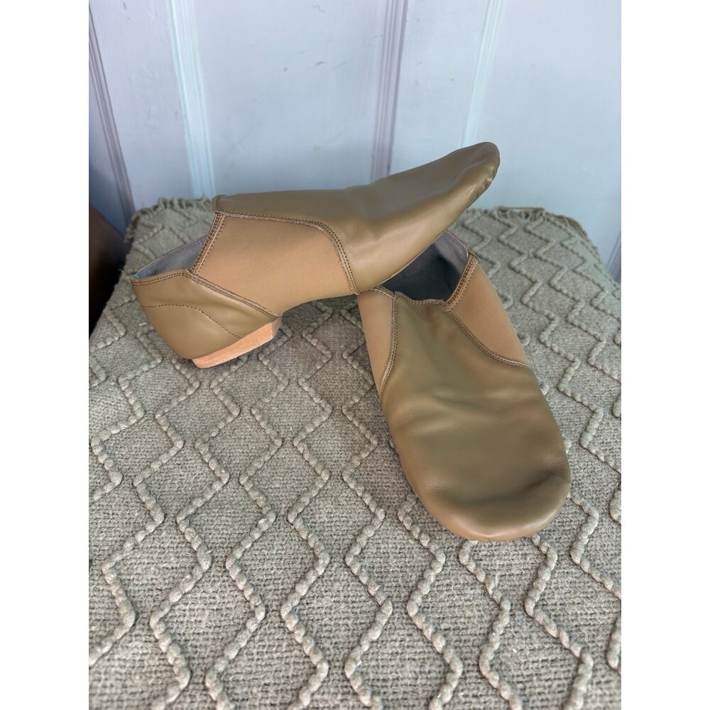 Women’s 8.5 slip on leather jazz dance shoe